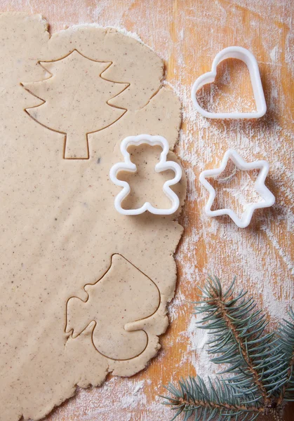 Deeg voor peperkoek cookie en cookie cutters in verschillende sha — Stockfoto