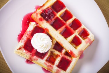 Geleneksel Belçika yumuşak taze gözleme bir plaka üzerinde bir dekor ile. 