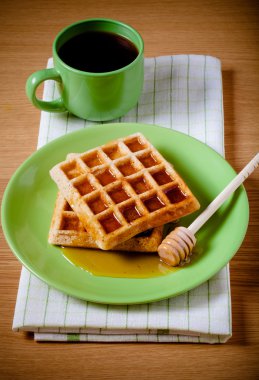 Geleneksel Belçika yumuşak taze gözleme bir bal ile. Tonda