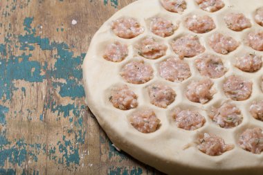 Mantı - Rus mantı. Pişirme işlemi. Seçici odak