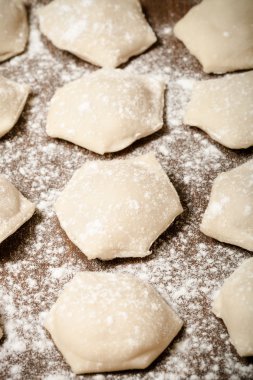 Mantı - Rus mantı. Pişirme işlemi. Seçici odak. Ton