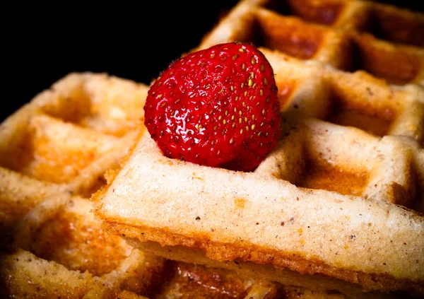 Yumuşak waffle ile çilek ve toz geleneksel Belçika — Stok fotoğraf