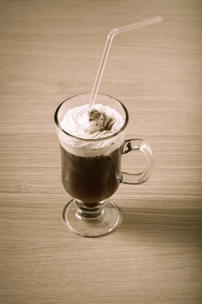 Una taza de café con cremas batidas. Tonificado —  Fotos de Stock