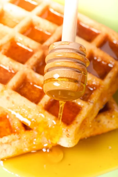 Traditionele België zachte verse wafels met een honing. Selectieve f — Stockfoto