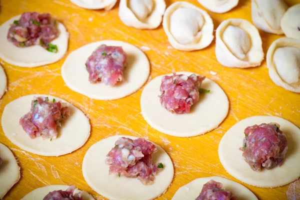 Pelmeni - ruské ravioli. Proces vaření. Selektivní zaměření. Tuna — Stock fotografie