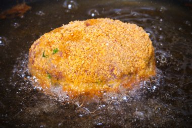 Pirzola yağı bir tavada kızarmış. Seçici odak. Tonda