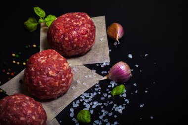 Ham zemin sığır eti biftek pirzola otlar ve baharatlar blac üzerinde