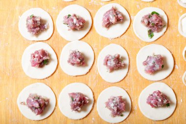 Mantı - Rus mantı. Pişirme işlemi. Seçici odak