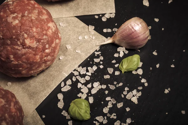 生のひき牛肉肉ステーキ blac のスパイスとハーブ カツレツ — ストック写真