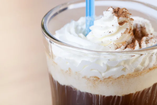 Tazza di caffè con panna montata. Focus selettivo — Foto Stock