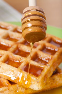 Geleneksel Belçika yumuşak taze gözleme bir bal ile. Seçici f