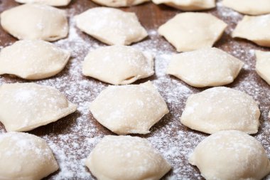 Mantı - Rus mantı. Pişirme işlemi. Seçici odak