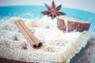 Geleneksel Belçika yumuşak taze gözleme bir plaka üzerinde bir dekor ile. 