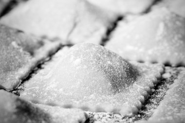 Mantı - Rus mantı. Pişirme işlemi. Seçici odak. Ton