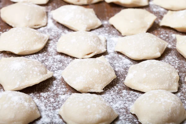 Mantı - Rus mantı. Pişirme işlemi. Seçici odak