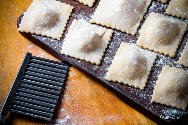 Pelmeni - ravioli russi. Processo di cottura. Tonica — Foto Stock