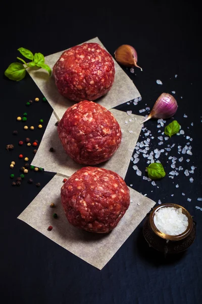 Daging mentah mentah daging steak potongan dengan herbal dan rempah-rempah di blac — Stok Foto