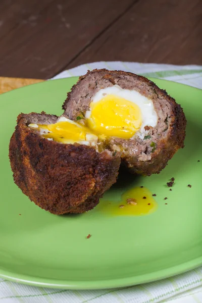 Жареная котлета с яйцом внутри подается на тарелке. Селективный фокус — стоковое фото