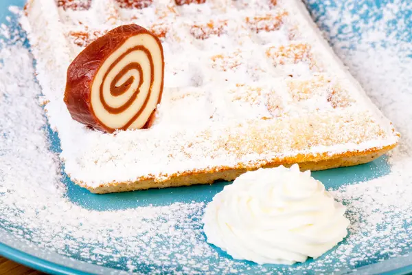 Traditionele België zachte verse wafels met een decor op een plaat — Stockfoto