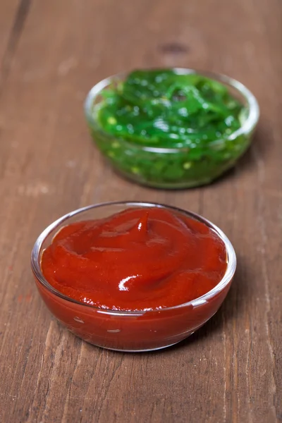 Салат "Чука" и томатный кетчуп подаются в небольшом стакане на т — стоковое фото