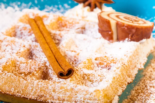 Traditionella Belgien mjuk färska våfflor med inredning på en tallrik. — Stockfoto