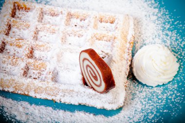 Geleneksel Belçika yumuşak taze gözleme bir plaka üzerinde bir dekor ile. 