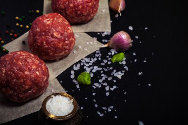 Ham zemin sığır eti biftek pirzola otlar ve baharatlar blac üzerinde