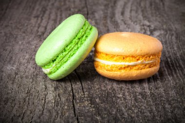 Macaroons eski gri ahşap arka plan üzerinde. Seçici odak. Zil sesi