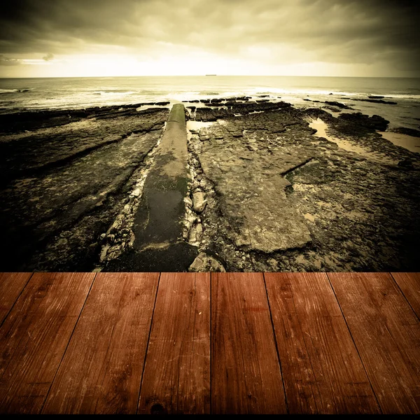 Vista del terraplén en marea baja desde la pasarela de madera oscura o b —  Fotos de Stock