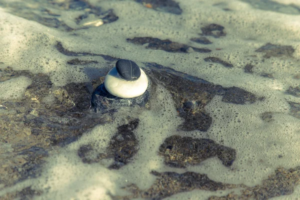 Kiezel op het strand. Natuurlijke achtergrond. Selectieve aandacht. Afgezwakt — Stockfoto