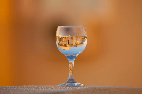 Le verre à vin avec réflexion de la construction sur un fond flou — Photo