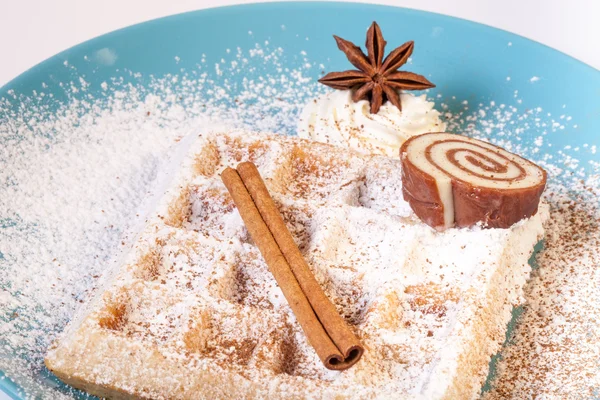 Traditionele België zachte verse wafels met een decor op een plaat — Stockfoto