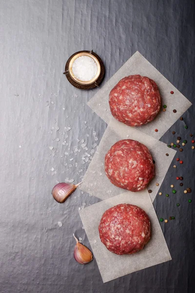 Ham zemin sığır eti biftek pirzola otlar ve baharatlar blac üzerinde