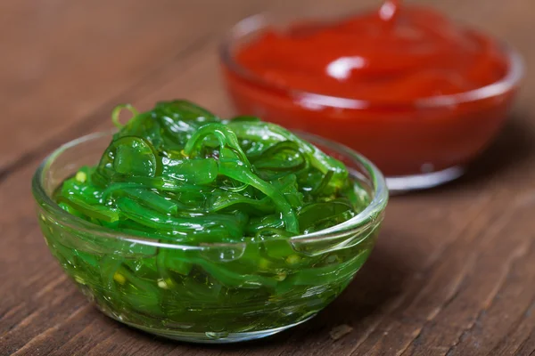 Salade de chuka et ketchup de tomate servi dans un petit bol en verre sur t — Photo