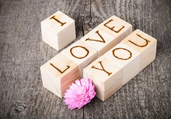 Iscrizione romantica di lettere su cubi di legno leggeri su un vecchio g — Foto Stock