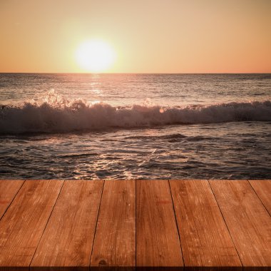 Üzerinde güzel gün batımı Akdeniz gelen koyu ahşap görüntülemek