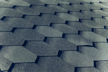 Döşenmiş çatı parçası kadar kapatın. Seçici odak. Tonda