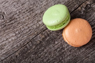 Eski gri ahşap arka plan üzerinde macaroons