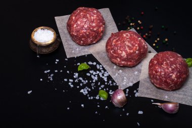 Ham zemin sığır eti biftek pirzola otlar ve baharatlar blac üzerinde