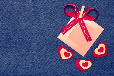 Tekstil kalp, şerit ve pembe fotoğraf çerçevelemek. Romantik aşk şarkısı 