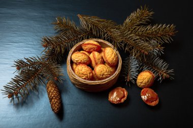 Tatlı İsa ile bir hasır sepet doldurma ile çerezleri 