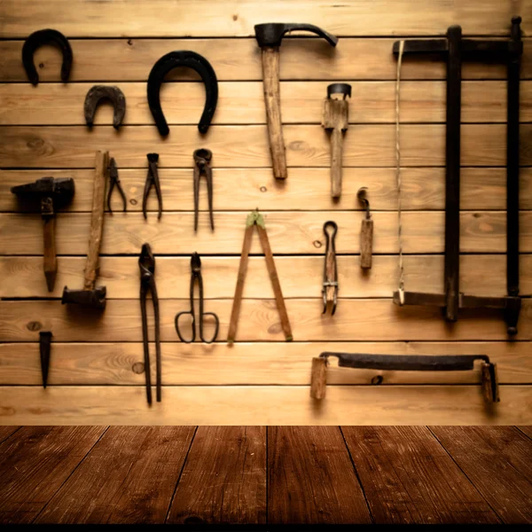 Pared de madera clara con diferentes herramientas de carpintería vintage. Backgr —  Fotos de Stock