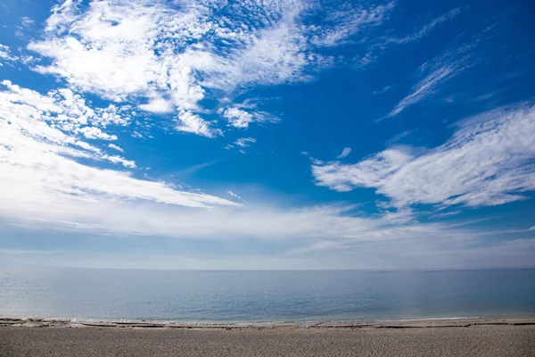 Praia de areia e nuvens. Pôr do sol na Turquia. Tonificado — Fotografia de Stock