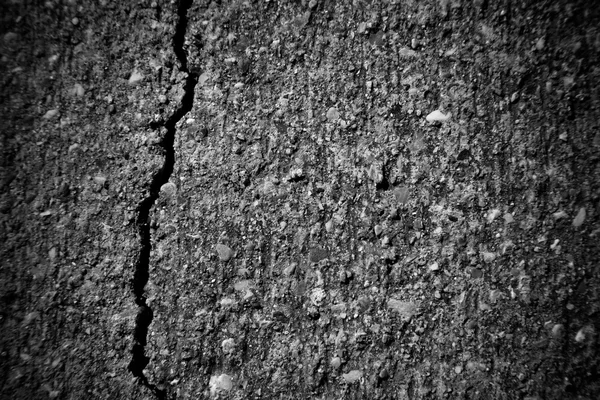 Närbild av fragment av betongvägg med spricka. Selektivt fokus. — Stockfoto