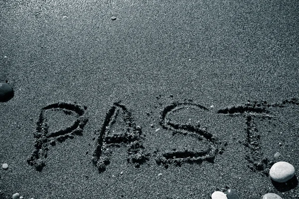 L'iscrizione "PAST" su una spiaggia di sabbia bagnata. Tonica — Foto Stock