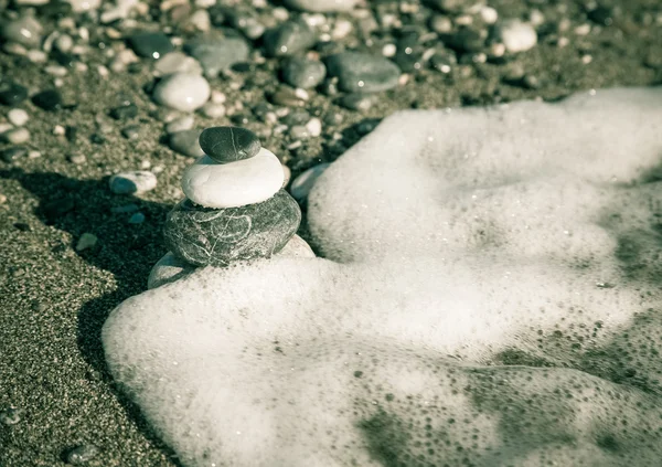 Kieselsteine am Strand. Natürlicher Hintergrund. Selektiver Fokus. gemildert — Stockfoto
