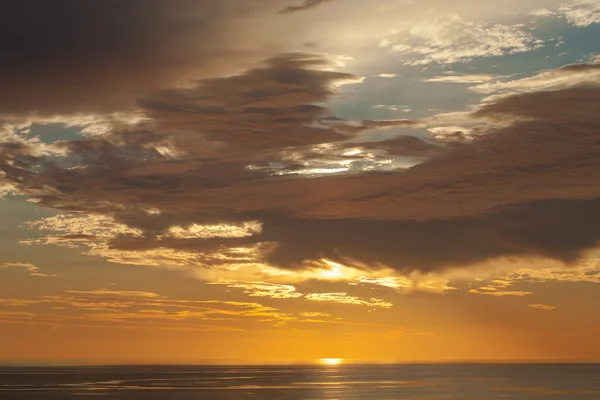 Krásné barevné západ slunce nad Středozemním mořem v Alanya Turke — Stock fotografie