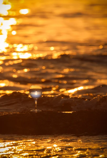 Glass of white vine with reflections of sun and sea on the backg — Stock Photo, Image