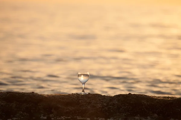 Szkło białe winorośli z odbicia słońca i morza na backg — Zdjęcie stockowe