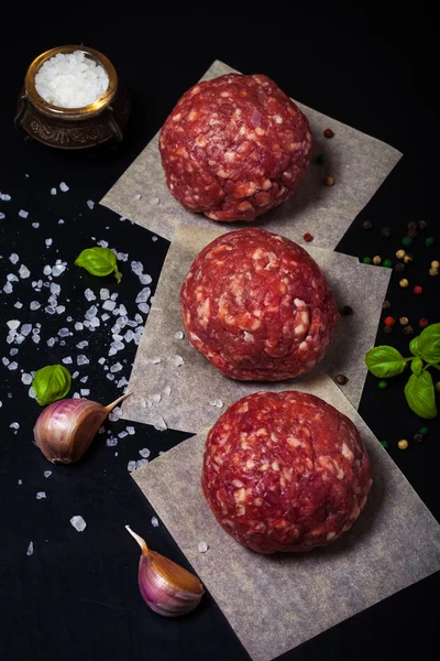 RAW marken nötkött kött biff kotletter med örter och kryddor på blac — Stockfoto